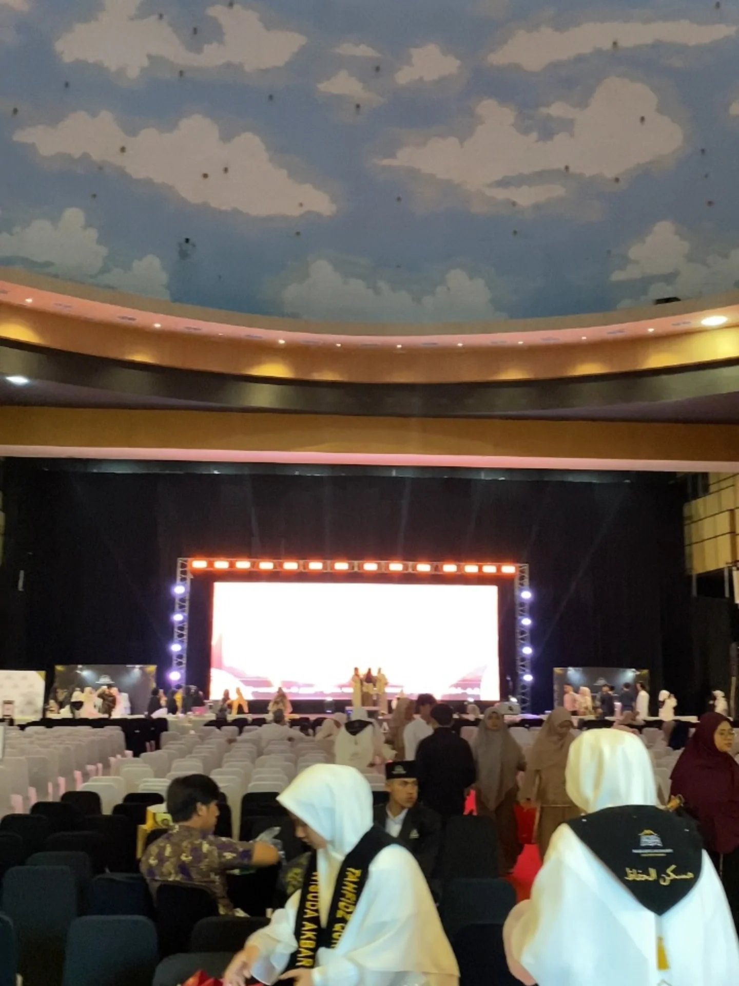 Dokumentasi acara Oki Setiana Dewi bersama Jagarasa - Wisuda Akbar Maskhanul Huffadz foto 3