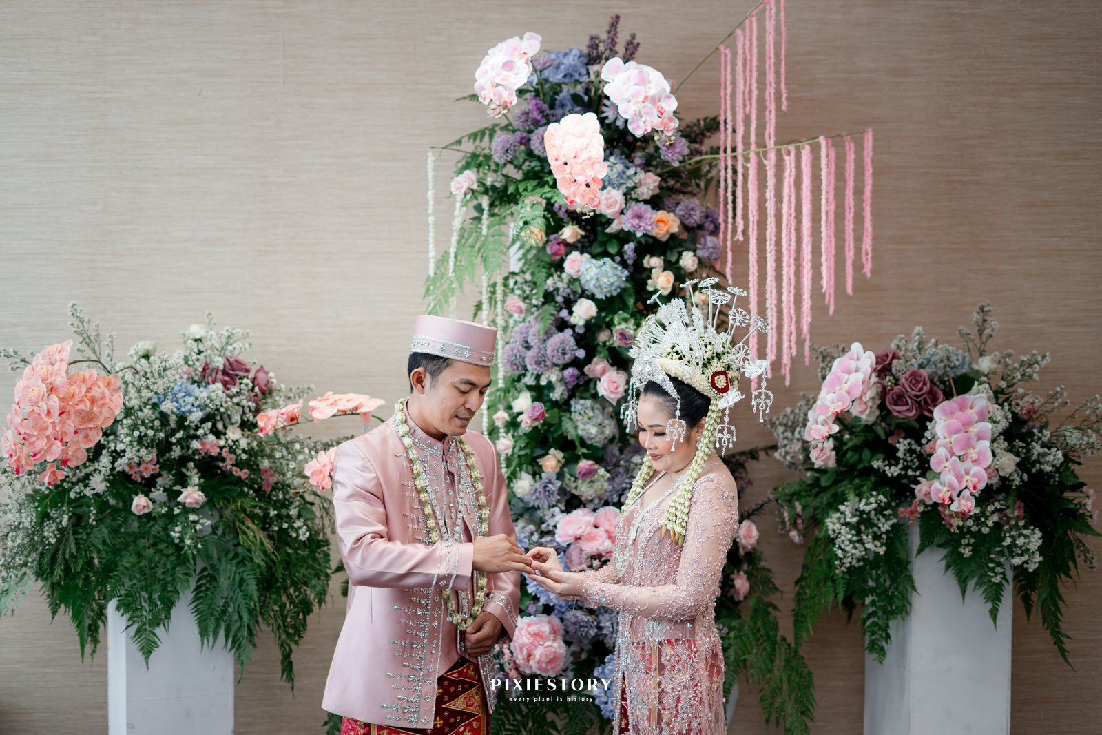 Dokumentasi Wedding Henny Ridwan 26 10 2024 di The Vida Ballroom oleh Jagarasa - foto 8